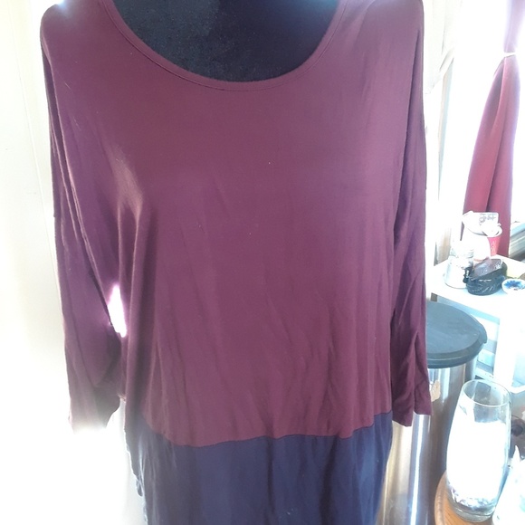ELOQULL Tops - 🌻 New Inventory 🌻 Burgundy and Dark Blue Top